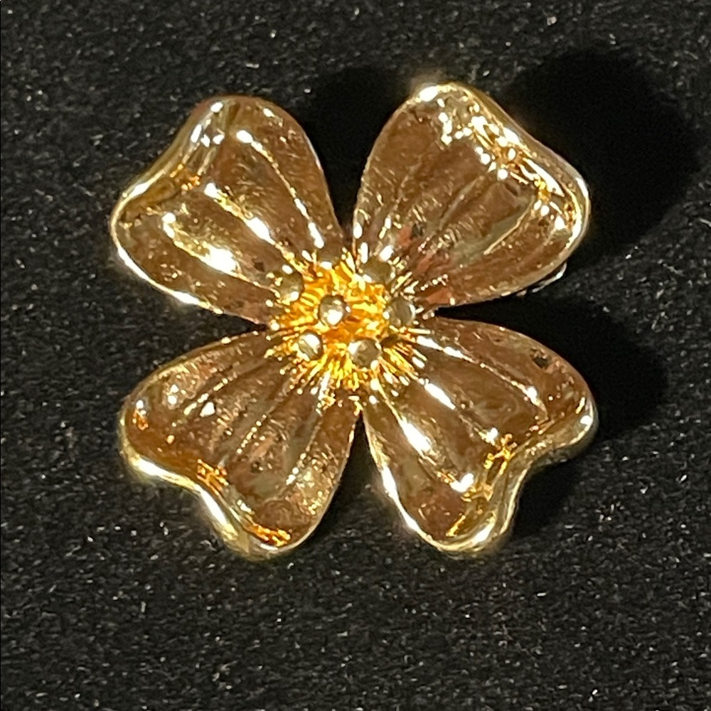 VINTAGE MONET DOGWOOD FLOWER BROOCH PIN, GOLD TONE